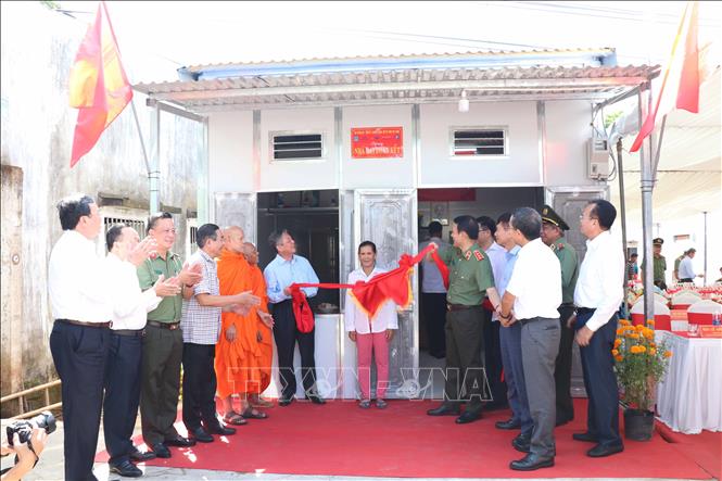 1,300 houses handed over to poor and near-poor households in Tra Vinh