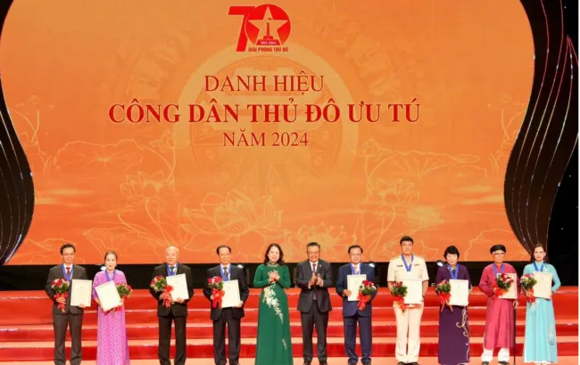 Outstanding citizens honored for contributions to Hanoi’s development