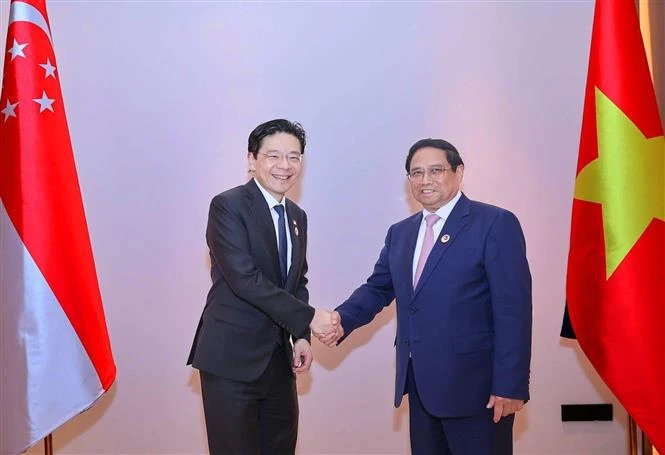 Vietnamese, Singaporean PMs hold talks for first time