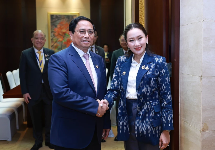 Vietnamese, Thai PMs meet on sidelines of ASEAN Summits in Laos