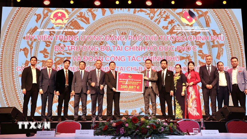 Overseas Vietnamese in Germany donate additional 220,000 USD for flood victims