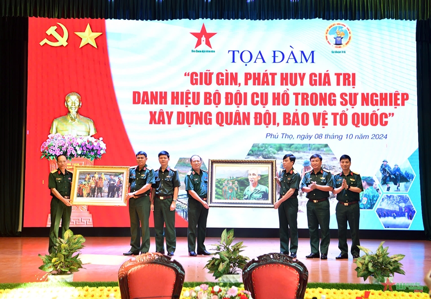 Seminar highlights Uncle Ho’s soldiers’ role in military building and national defense cause