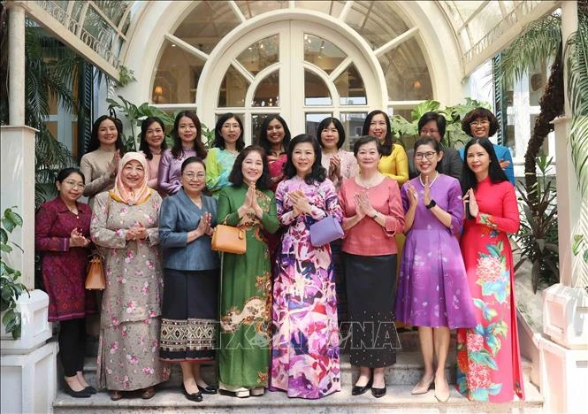 Top leader s spouse meets with ASEAN Women’s Circle of Hanoi Executive Board
