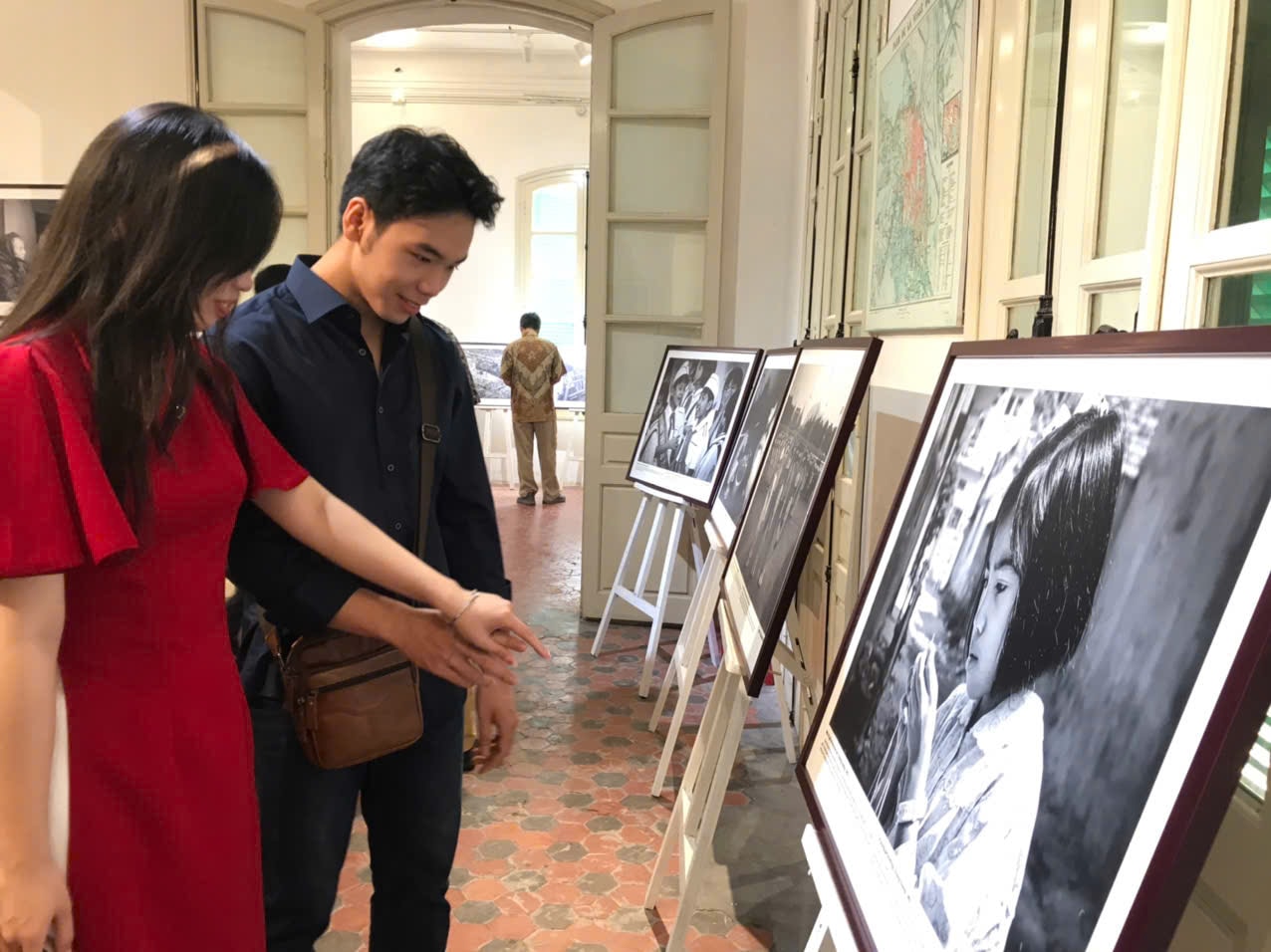 Black and white photos about old Hanoi exhibited