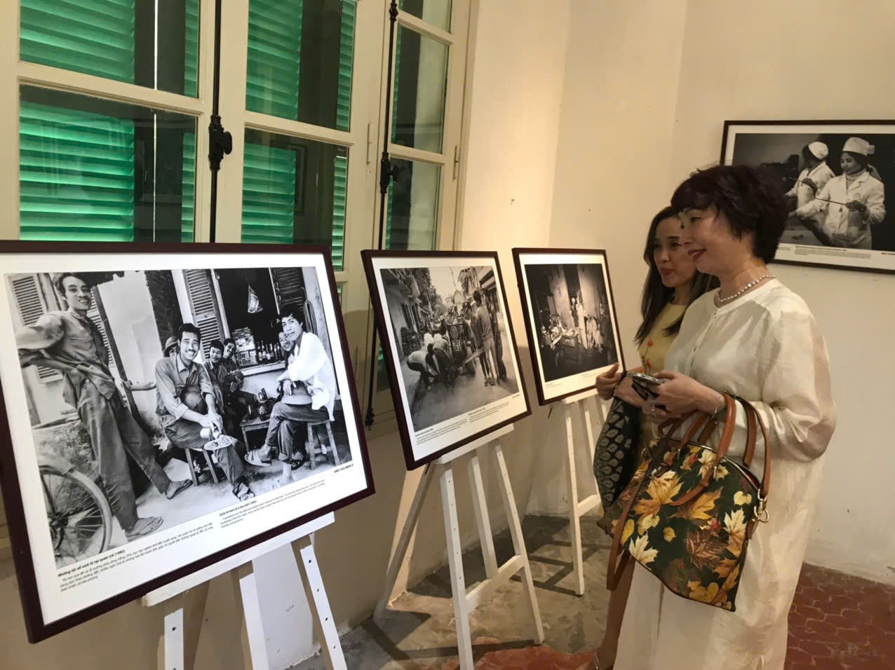 Black and white photos tell stories of old Hanoi