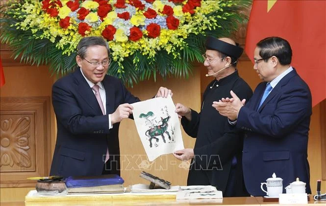 Vietnamese, Chinese government leaders experience making of Dong Ho folk painting