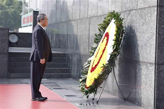 Chinese Premier pays tribute to late President Ho Chi Minh