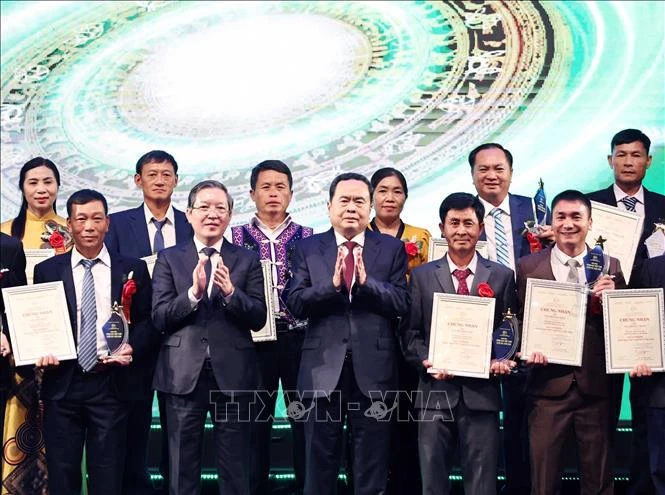Outstanding Vietnamese farmers, cooperatives honoured