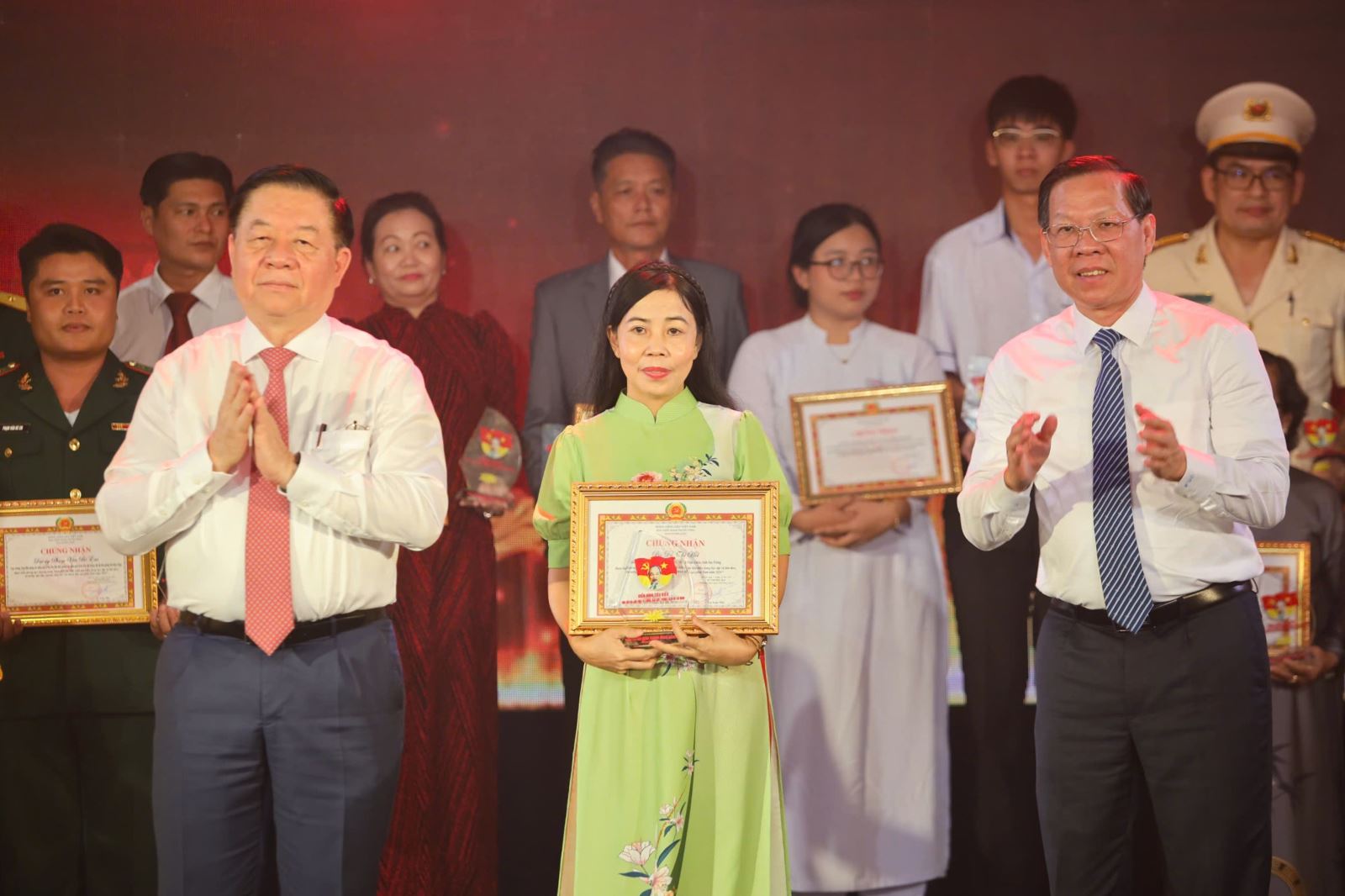 Seventeen outstanding individuals honored for studying and following Uncle Ho s teachings