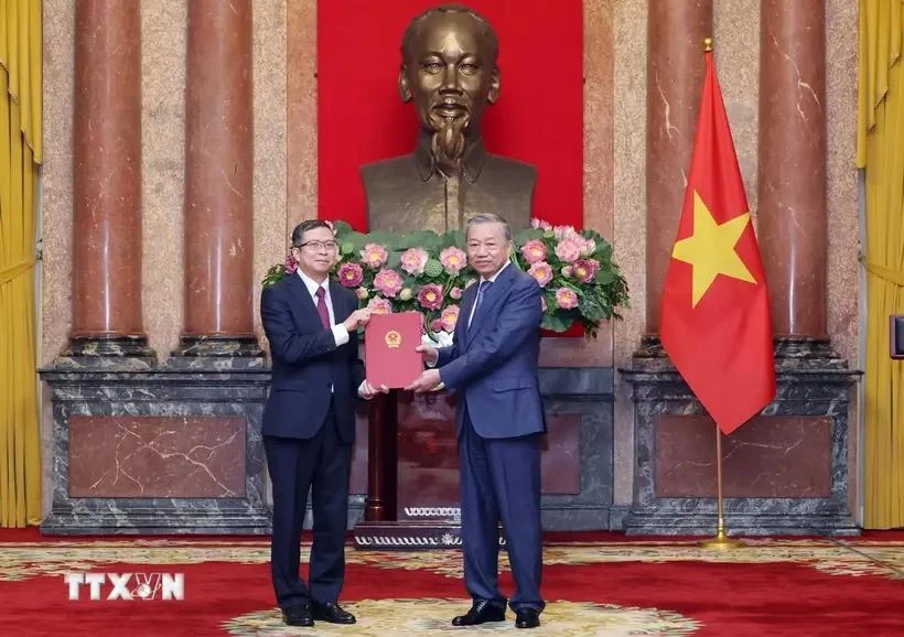 Top leader presents appointment decisions to ambassadors
