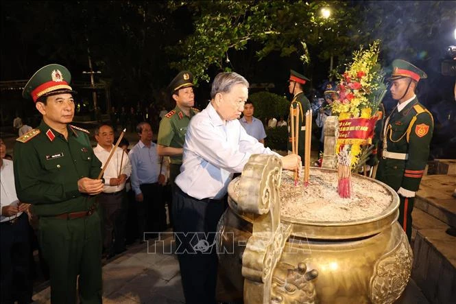 Party, State leader honours Quang Tri’s brave martyrs