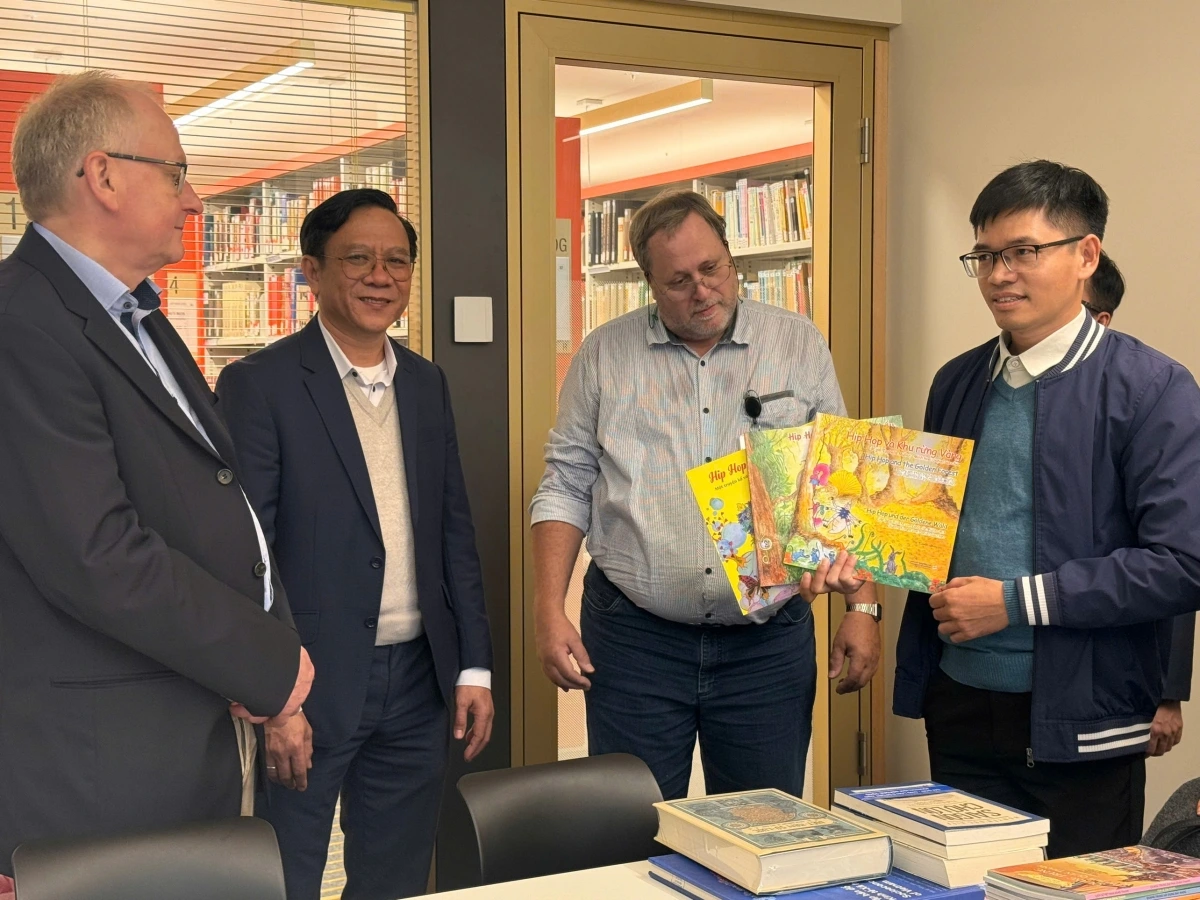 Ho Chi Minh City donates 200 Vietnamese books to German library