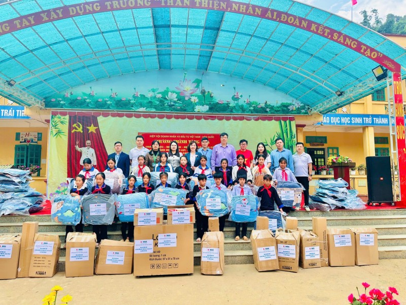 VKBIA donates necessities to people and schools in Yen Bai
