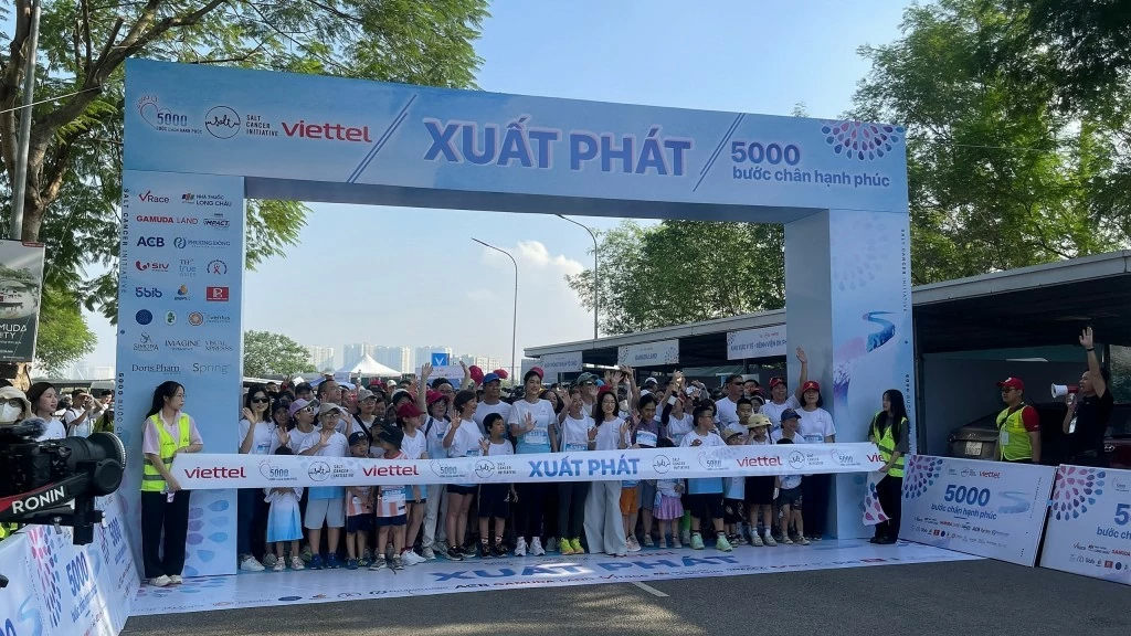 Over 2,000 people join walk for Vietnamese cancer patients