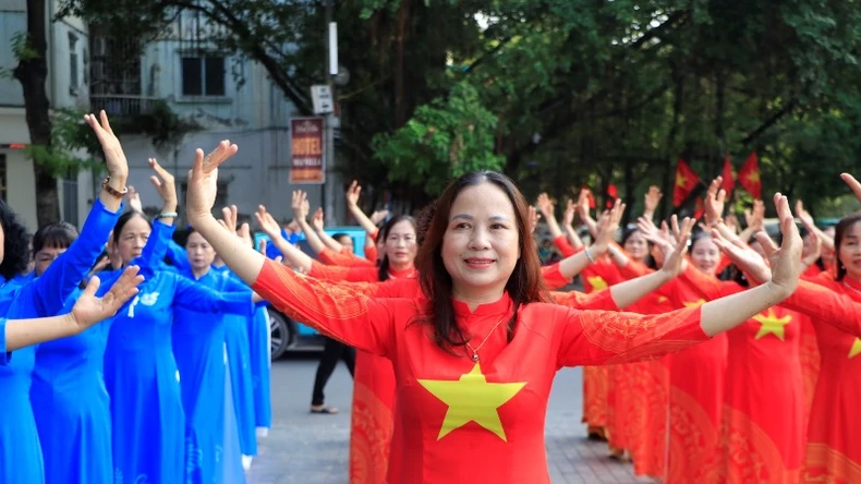 Hanoi Ao dai dance receives a certificate from Vietnam Record Association