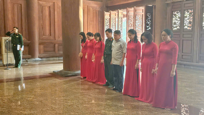 Women from Military Hospital 109 report achievements to Uncle Ho