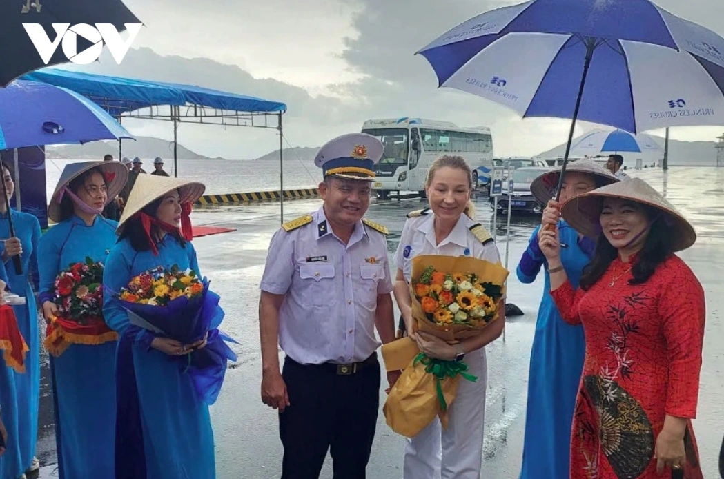 Khanh Hoa greets luxury cruise ship with 2,300 passengers