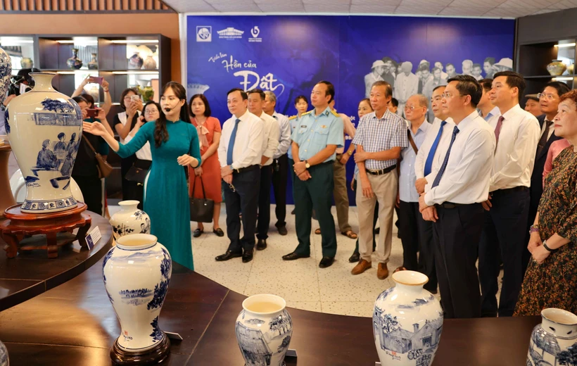 Exhibition on ceramic works mark 70th anniversary of capital liberation