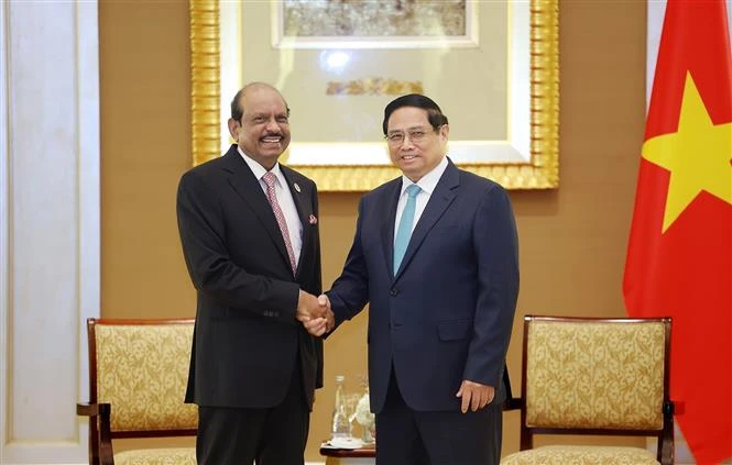Prime Minister receives Lulu Group leader in Abu Dhabi
