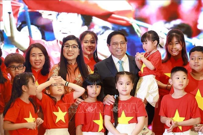 PM meets Vietnamese community in Abu Dhabi