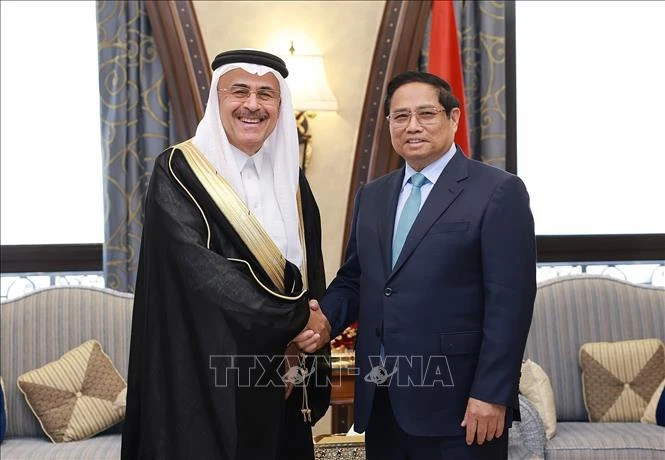 Vietnamese Prime Minister receives President, CEO of Saudi Aramco in Riyadh