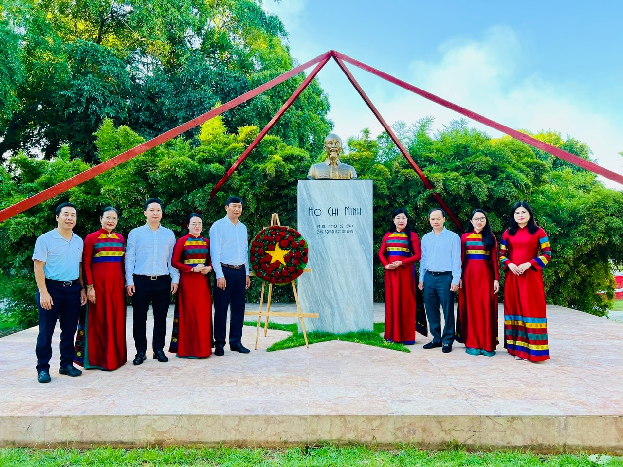 Hanoi delegation pays visit to Cuba