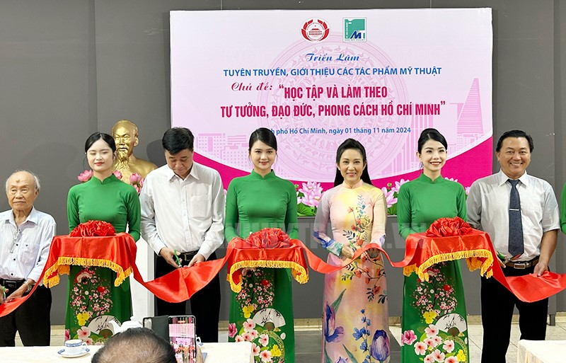 Exhibition of fine art works on studying and following Ho Chi Minh s ideology, morality and style held in HCMC