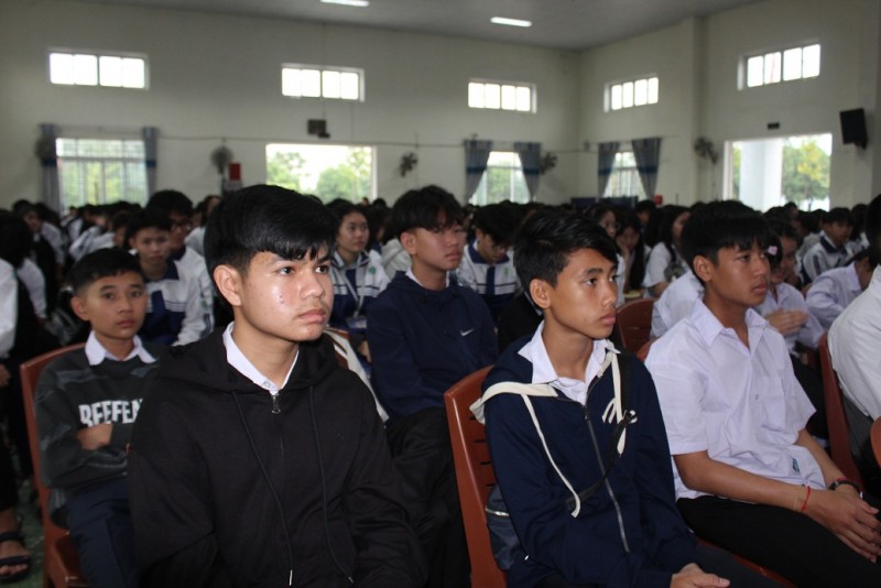 Nghe An welcomes 30 students from six Lao localities