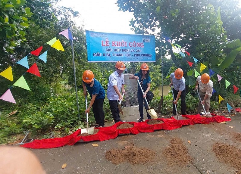 Additional bridge donated by overseas Vietnamese built in Tien Giang Province