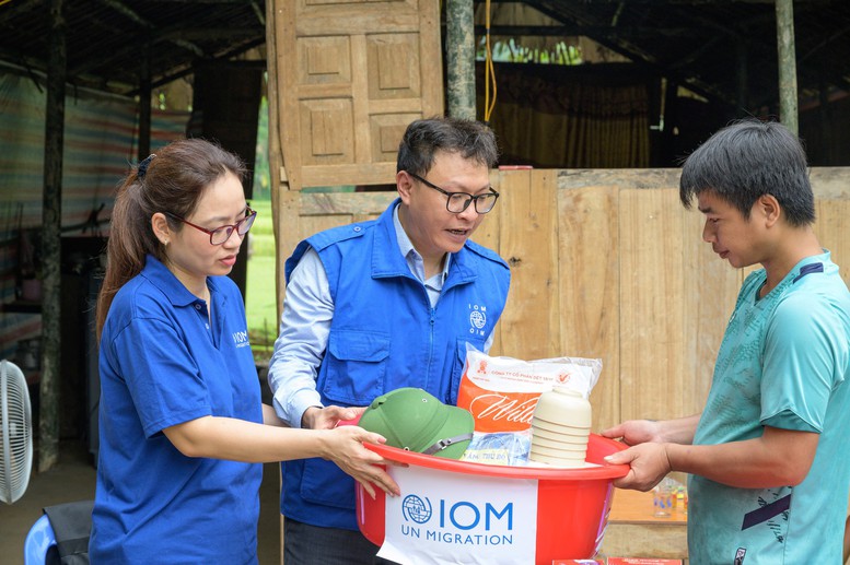 Receiving emergency aid from RoK to support Vietnam’s post-typhoon recovery