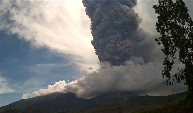 Indonesia’s Mount Lewotobi Laki-Laki erupts again