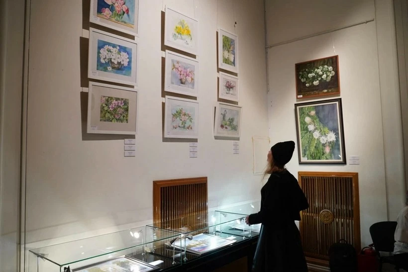 Paintings by Vietnamese artist displayed at exhibition of artworks by diplomats in Moscow