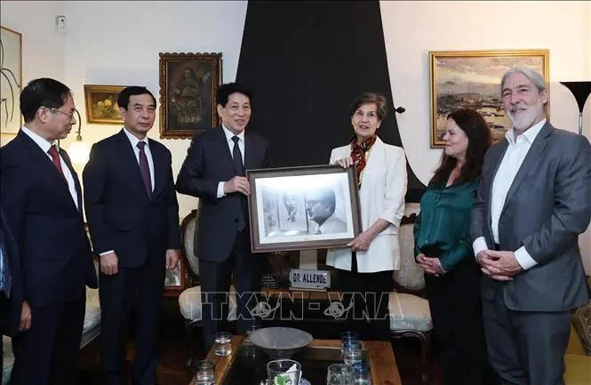 State President Luong Cuong visits late Chilean President s family
