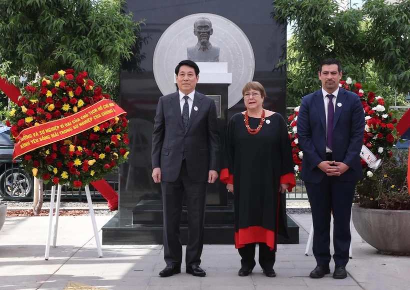 State leader lays wreath in tribute to President Ho Chi Minh in Chile