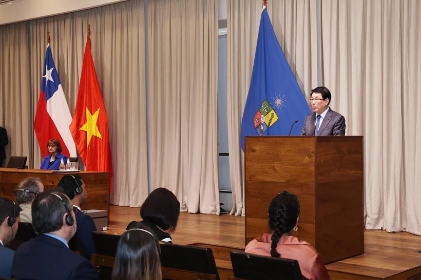 Vietnamese State President delivers policy speech at University of Chile