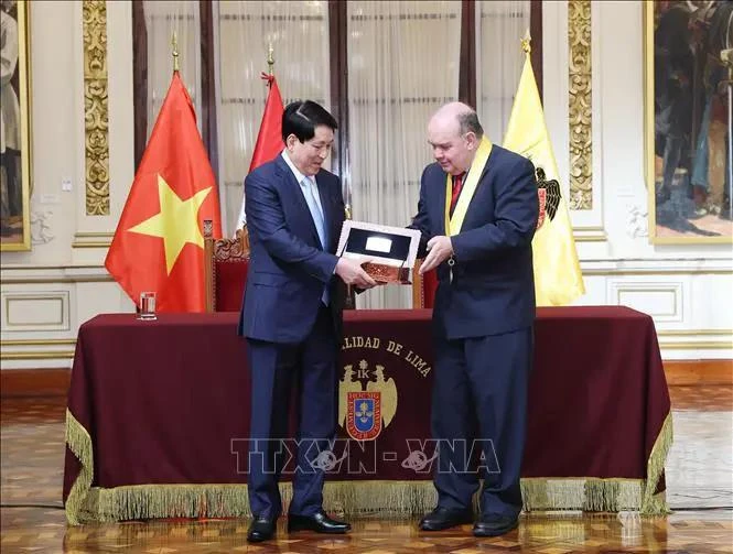 President Luong Cuong meets Lima mayor, receives token key