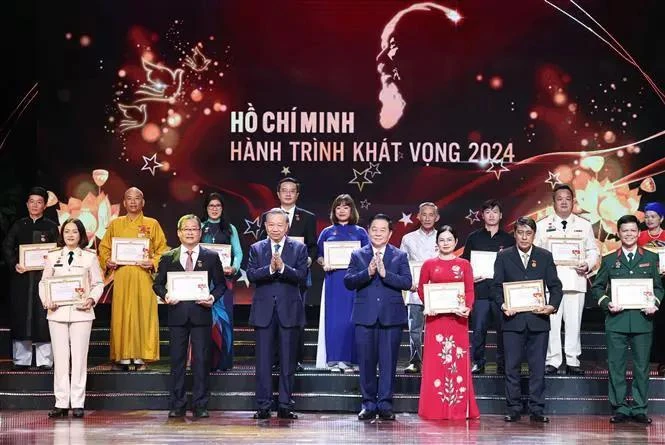 Party chief commends role models in following Ho Chi Minh s thought, morality, style