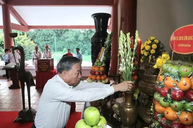 Party leader offers incense in memony of late President Ho Chi Minh in Ca Mau