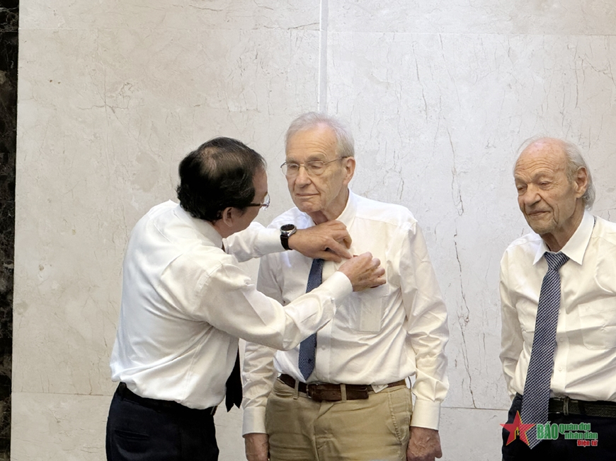 Vietnam always remembers and honors international support for peace
