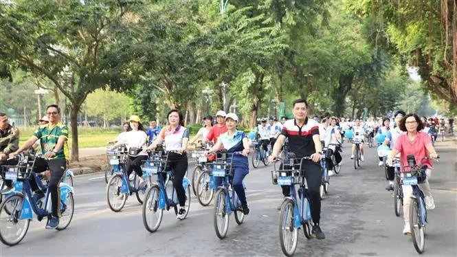 “For a Green Hanoi” cycling programme attracts over 300 participants