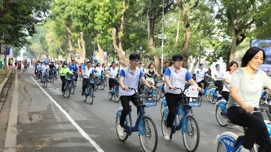 Hanoi organizes annual friendship cycling program