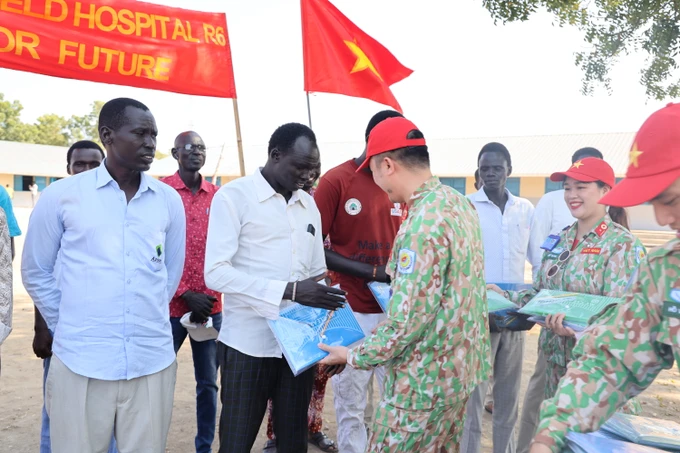 Vietnamese blue beret soldiers present gifts in South Sudan