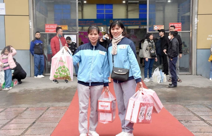 Hanoi plans 100 booths for workers during lunar New Year 2025