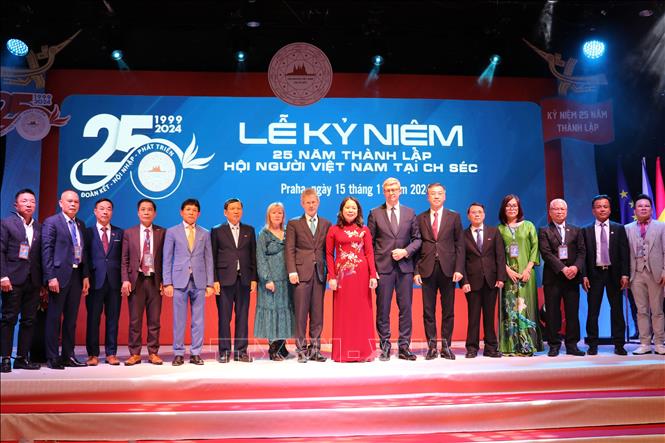 Overseas Vietnamese Association in Czech Republic presented First-class Labour Order