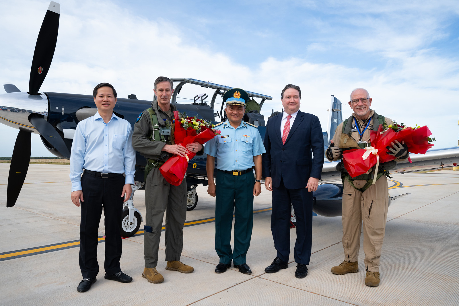 United States delivers T-6C trainer aircraft for Vietnam