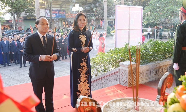 Offering incense at President Ho Chi Minh Memorial Site in Lang Son