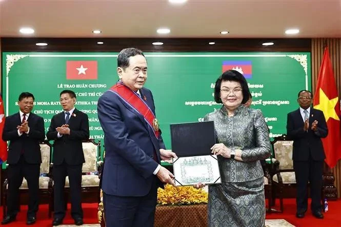 Vietnamese NA Chairman receives Cambodia’s highest order