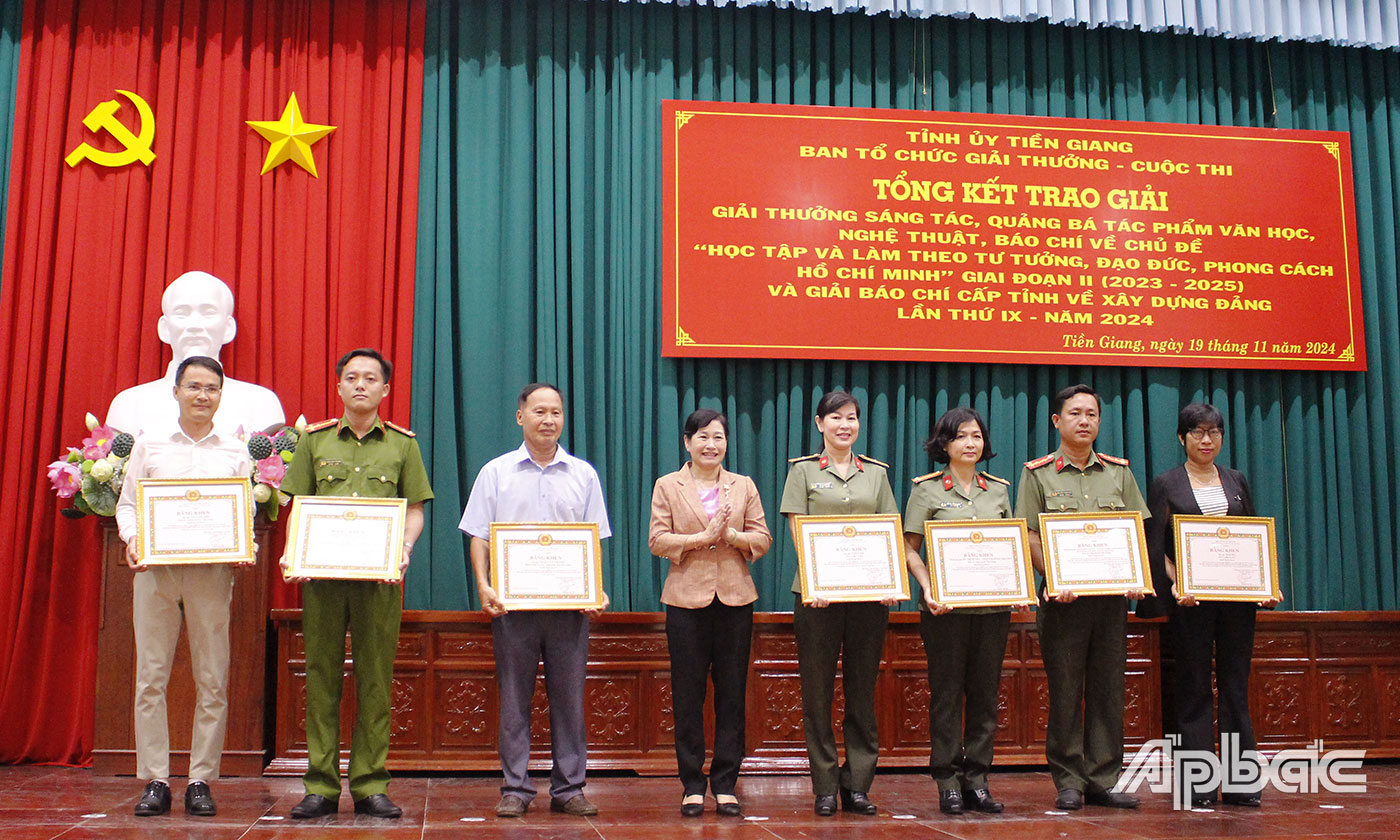 Tien Giang awards prizes for works on studying and following Uncle Ho