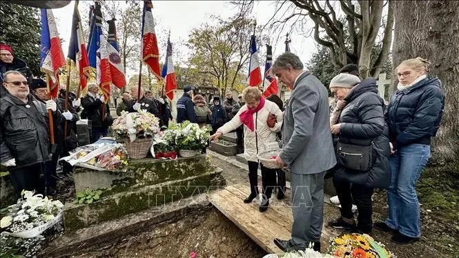 Vietnamese Ambassador attends funeral of French journalist Madeleine Riffaud