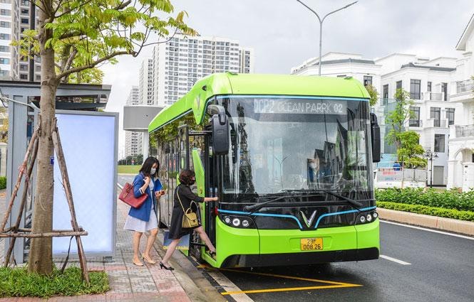 Hanoi to develop buses using electricity and green energy